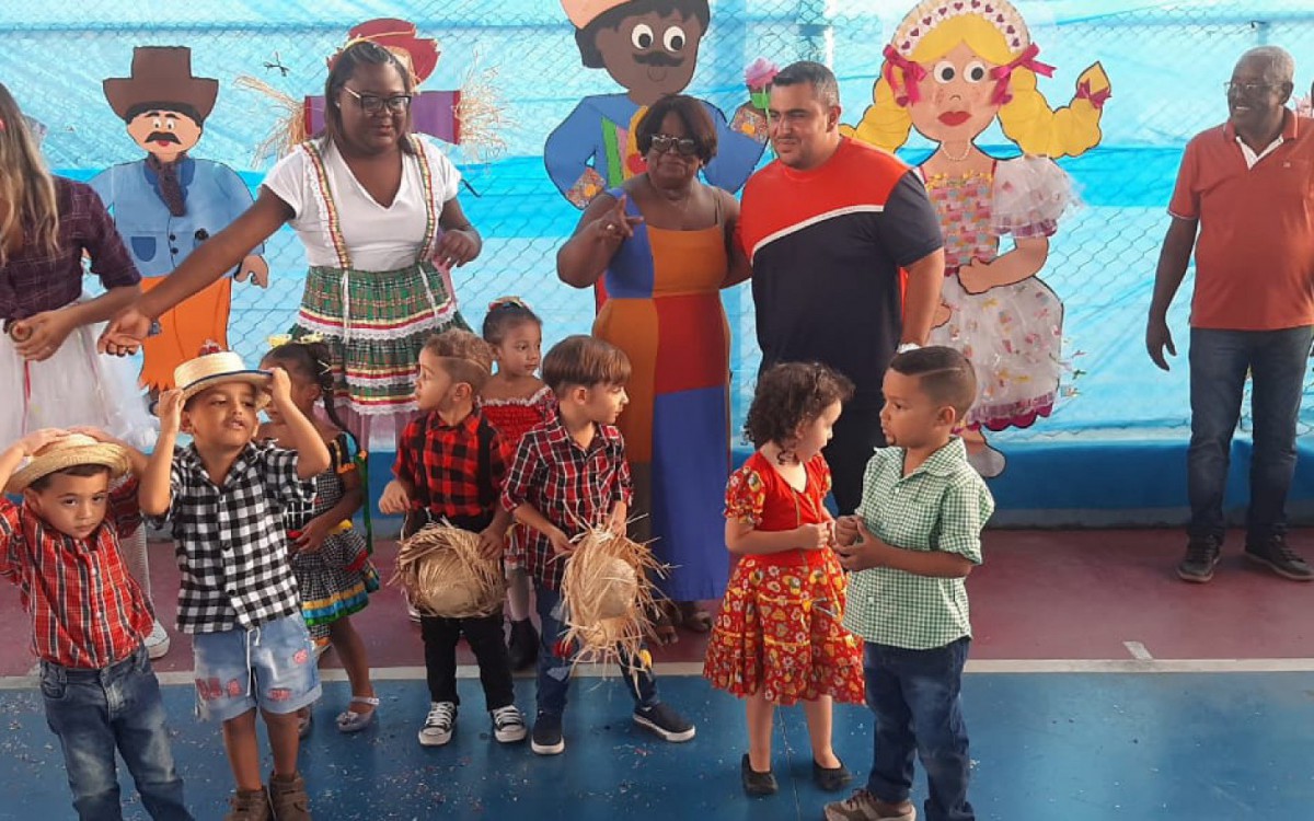 Diretora Marilene Moraes com o secret&aacute;rio Rodrigo Gomes e as crian&ccedil;as