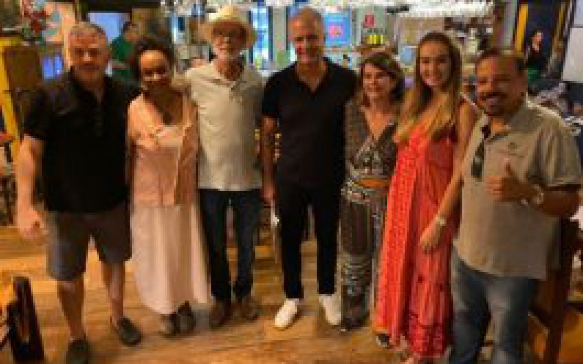 Julio Lopes com esposa Kitty Monte Alto, Jos&eacute; Bonif&aacute;cio com esposa Ana Vallad&atilde;o e amigos 