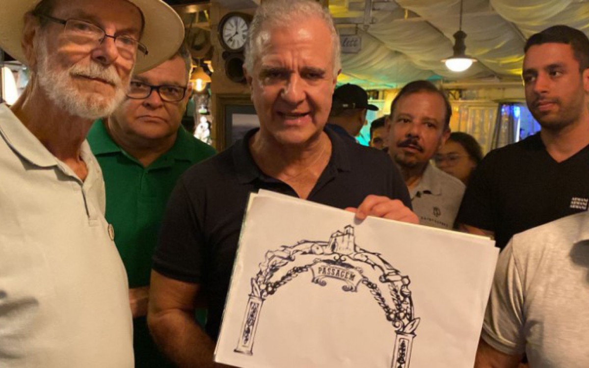 Prefeito Jos&eacute; Bonif&aacute;cio ao lado de Julio Lopes