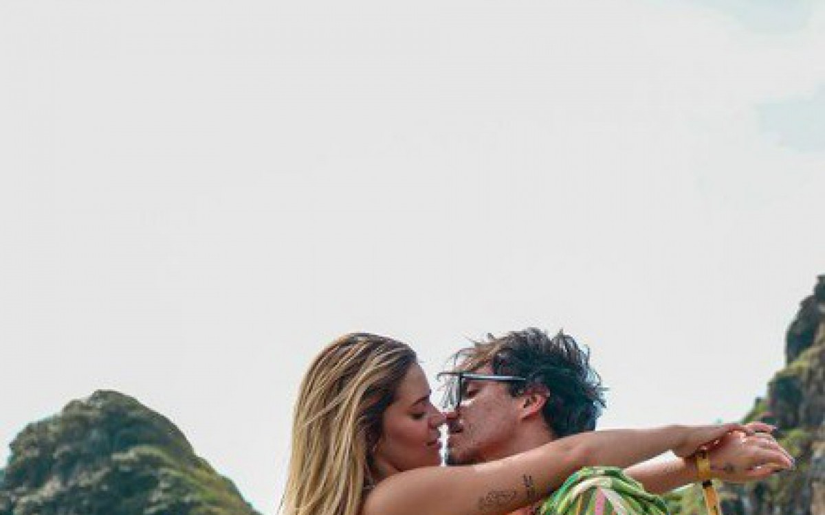 Eliezer e Viih Tube posam juntinhos 