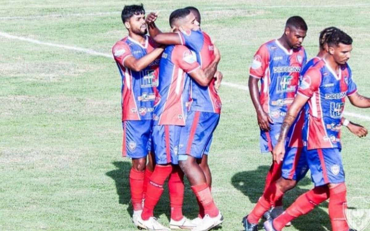 Jogadores do SE Belford Roxo comemoram a goleada sobre o Juventus