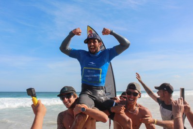 Lucas Chumbo vence campeonato de surfe em Saquarema