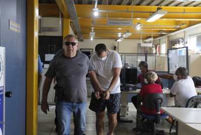 Defesa do médico preso por estupro abandona o caso