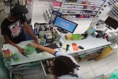 Câmera de segurança flagra momento de assalto em drogaria de São Pedro da Aldeia