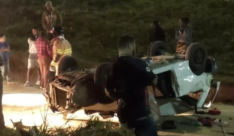 Três pessoas ficam feridas após capotagem de carro