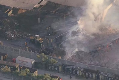 Incêndio destrói galpão de reciclagem em Duque de Caxias