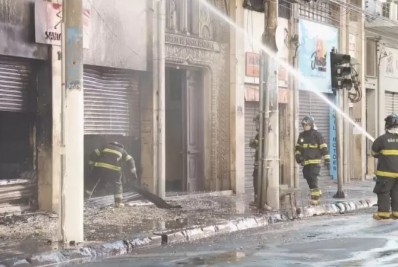 Incêndio atinge prédios em São Paulo e área da 25 de março é interditada por risco de desabamento