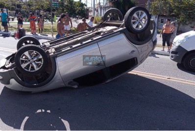 Carro capota e atinge outro veículo em Itaipuaçu