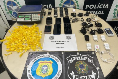 Policiais apreendem celulares, carregadores de celular e pó branco em presídios do estado