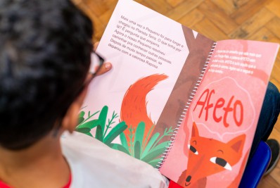 Prefeitura distribui mais de 12 mil livros adaptados para alunos com baixa visão