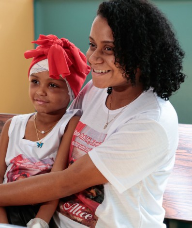 Alice Rocha, de 4 anos, recebe alta do Hospital Municipal Miguel Couto - Edu Kapps / SMS-Rio