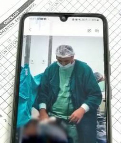 O médico anestesista praticou estupro com a vítima desacordada durante parto - Reprodução