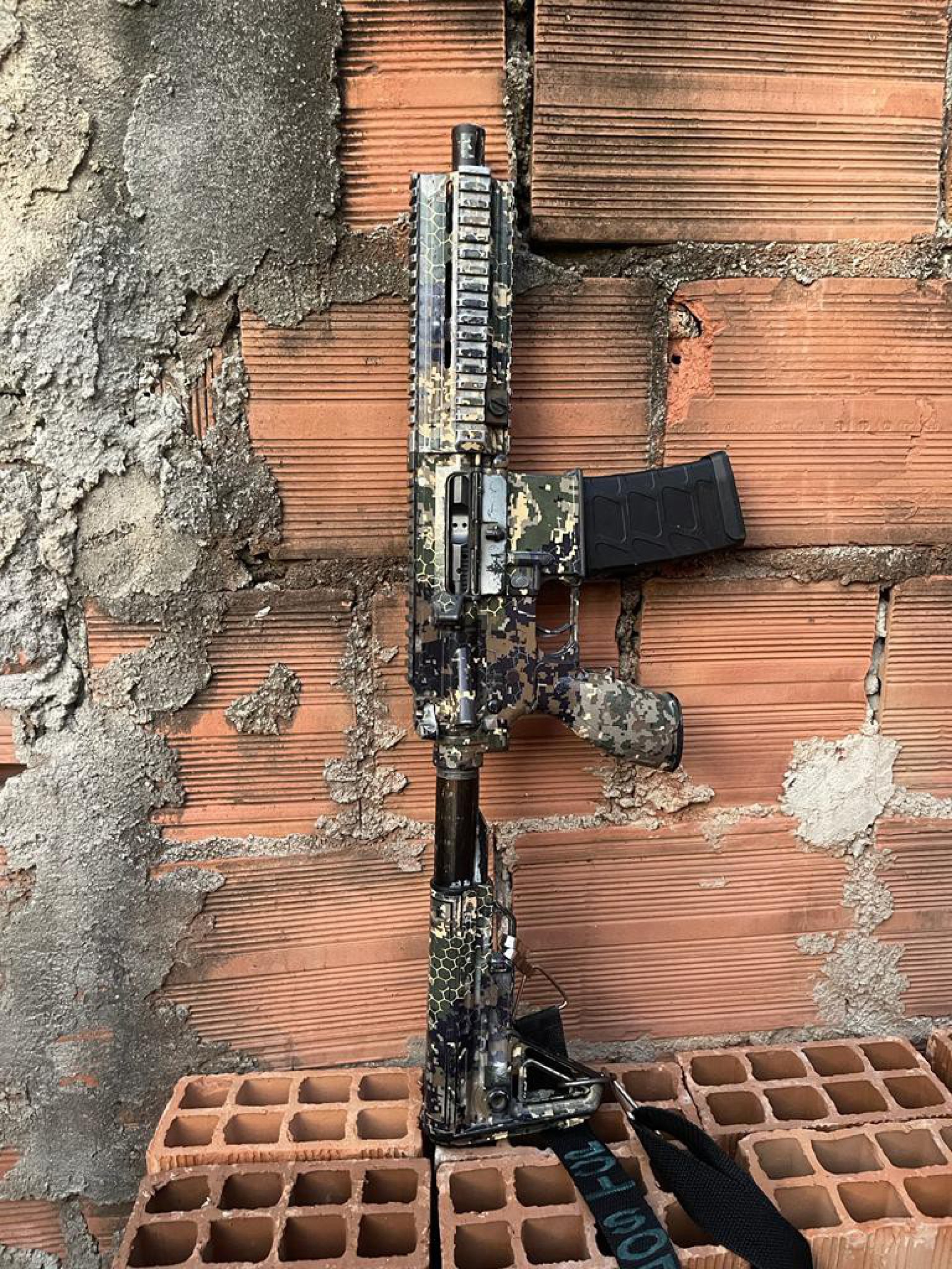 Fuzil apreendido durante ação no Complexo do São Carlos - Reprodução