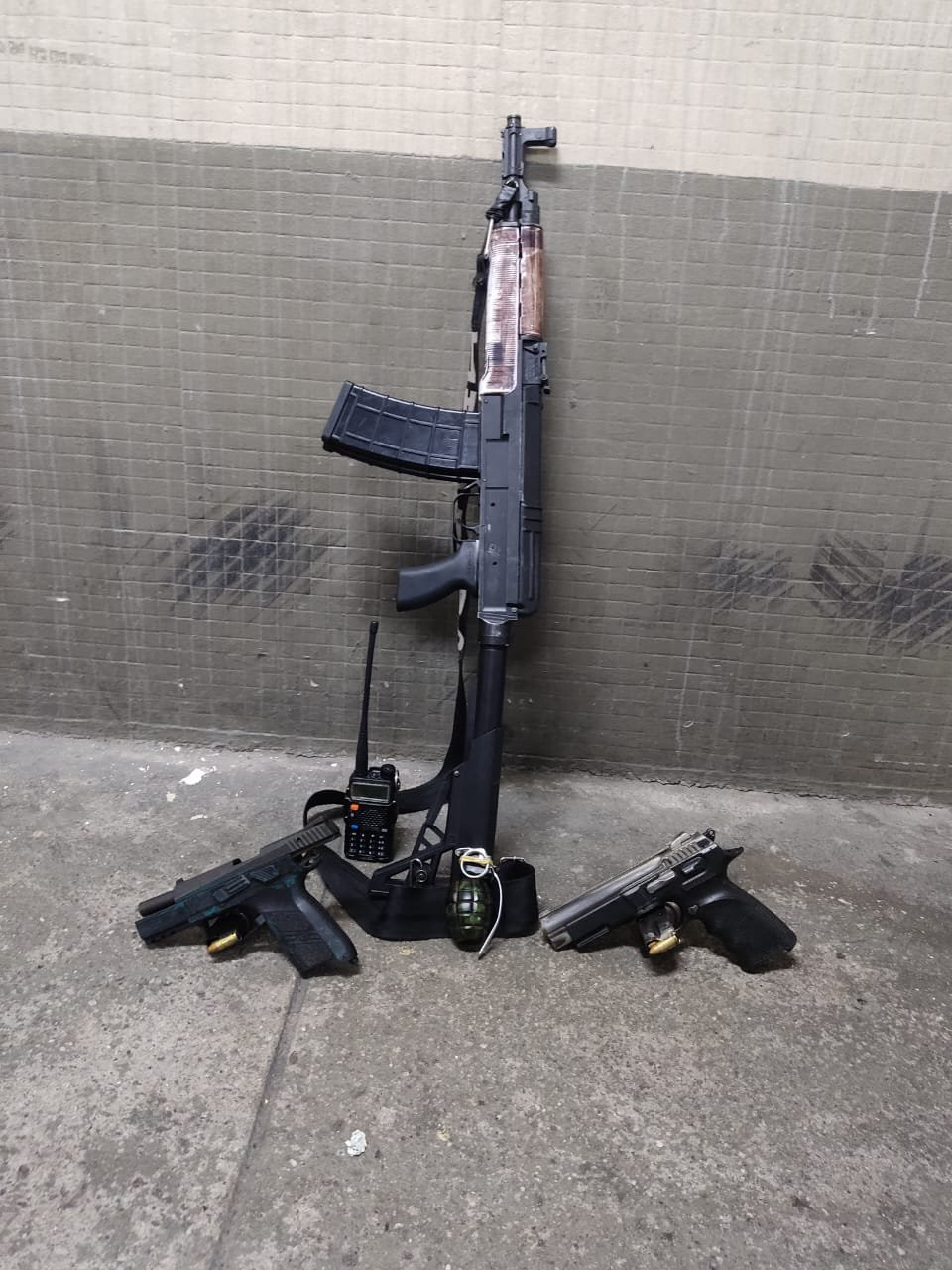 Fuzil e pistolas apreendidos durante ação nos Complexos de comunidades da Pedreira e Para Pedro - Reprodução