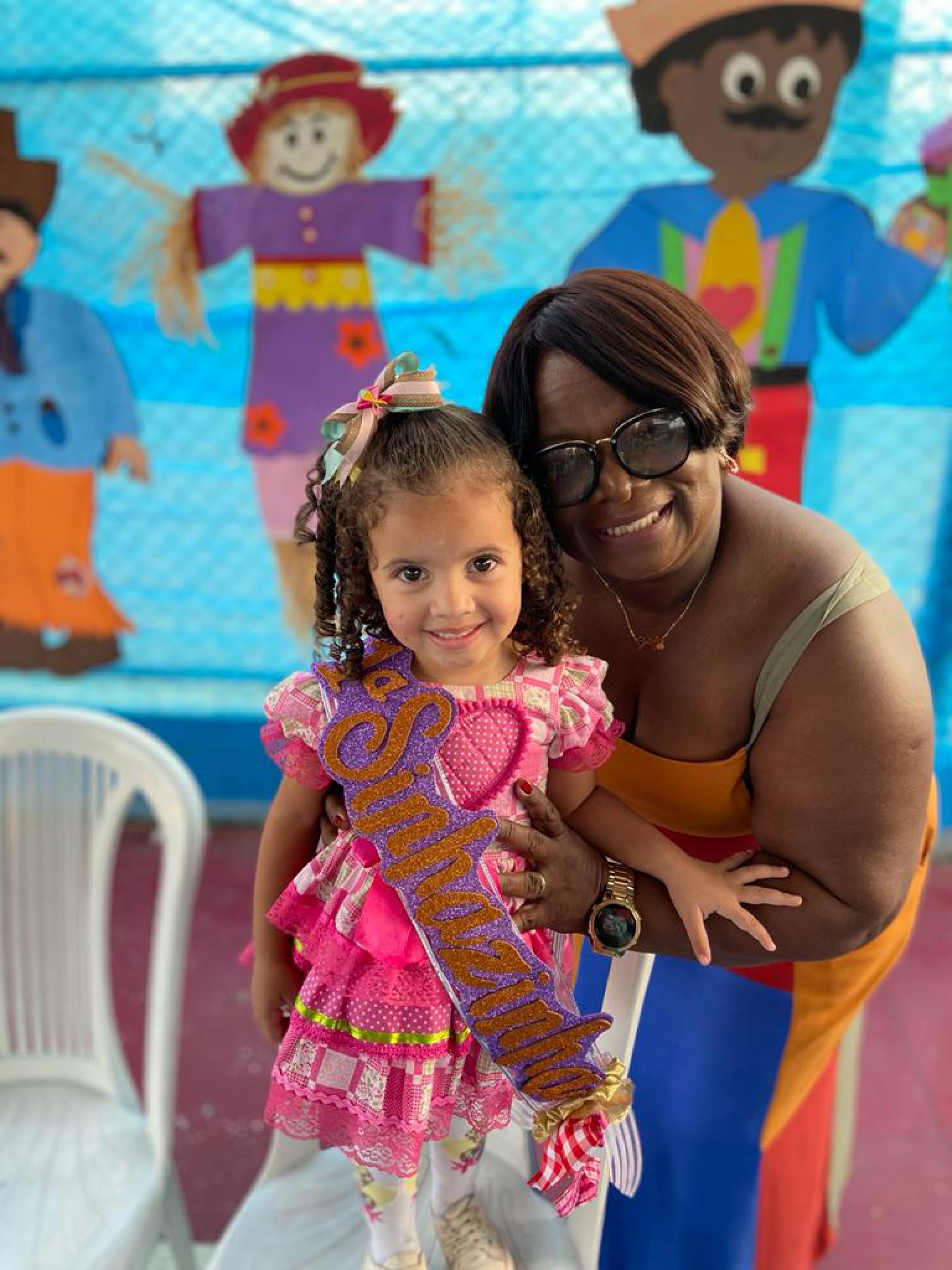 Diretora Marilene coroando a Sinhazinha Geovanna Azevedo    - Divulga&ccedil;&atilde;o