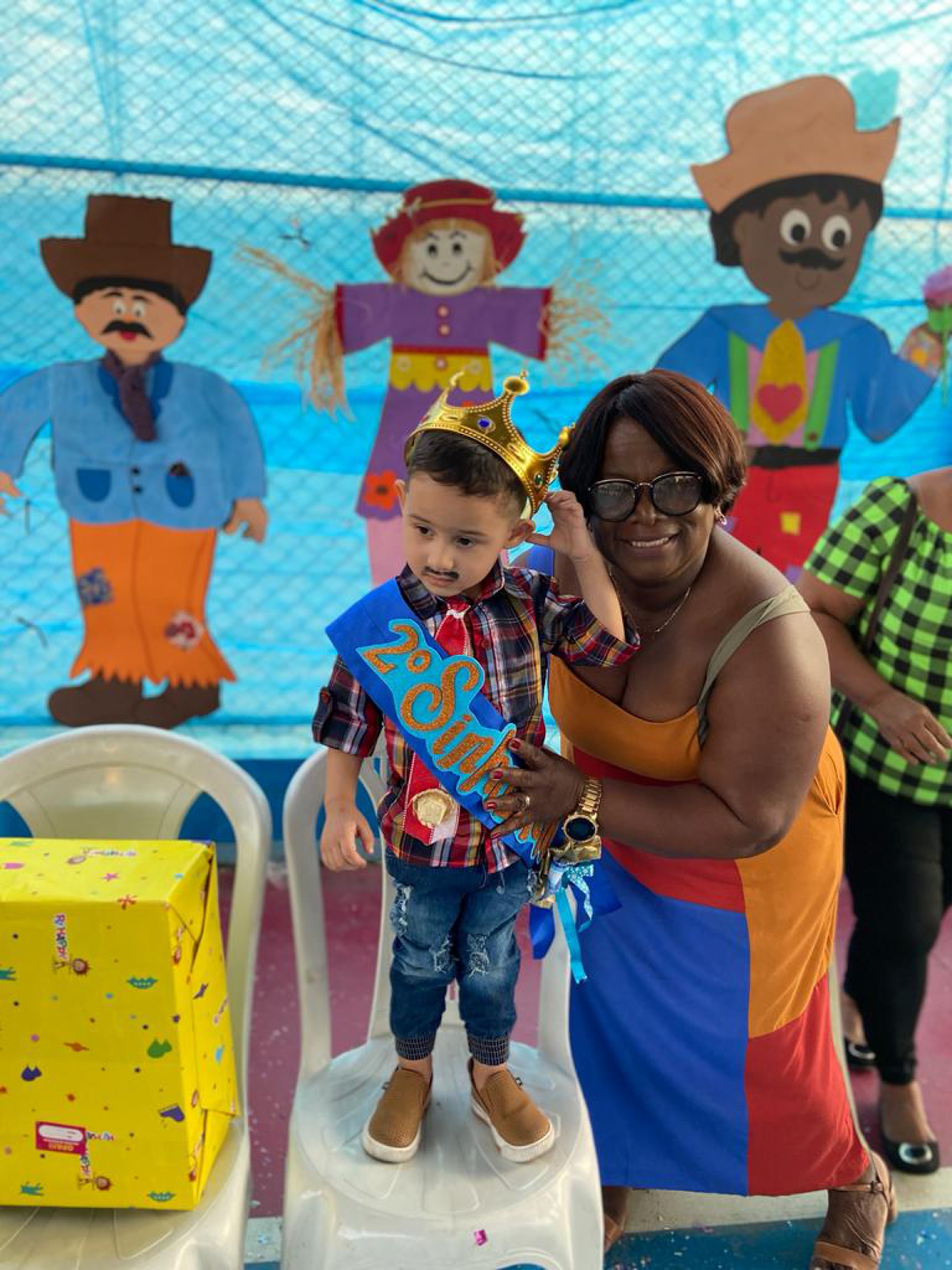 Diretora Marilene coroando o segundo Sinhozinho  Olavo Cavalcante - Divulga&ccedil;&atilde;o