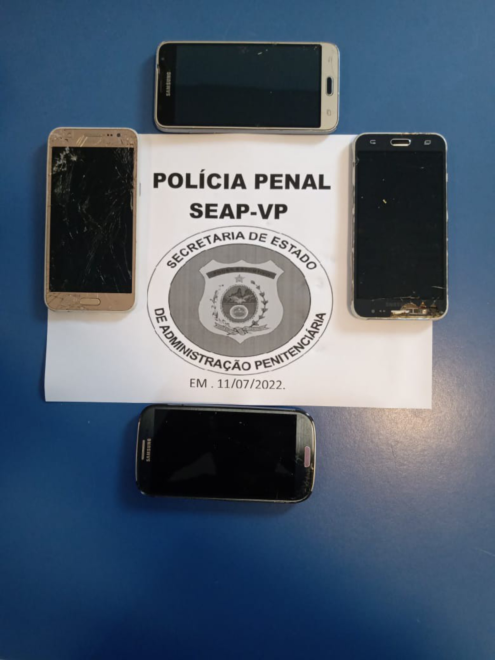 Foram 18 aparelhos celulares, 17 carregadores de telefone celular e 198 papelotes contendo pó branco, supostamente droga - Divulgação 