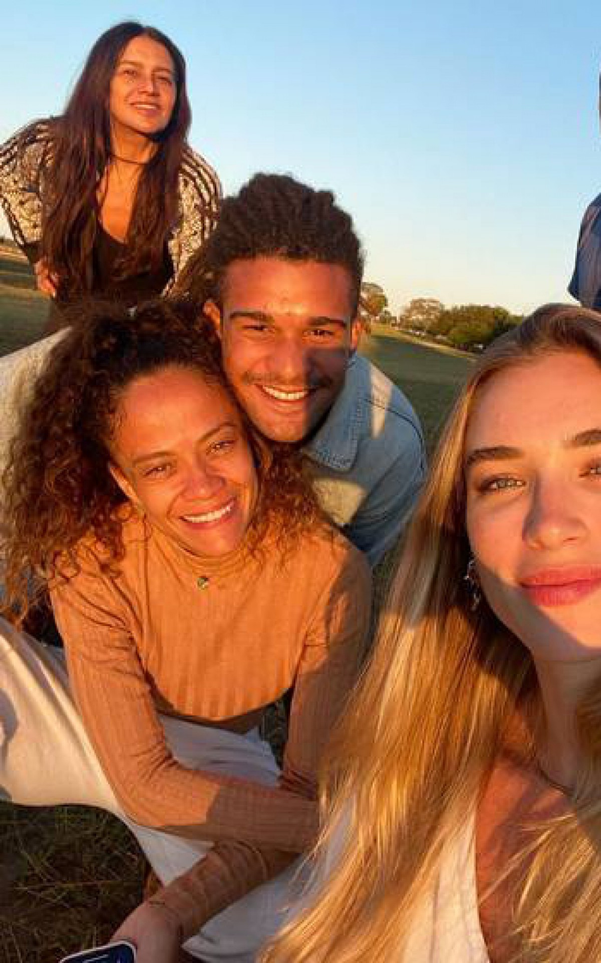 Marcela Fetter com os colegas de 'Pantanal'