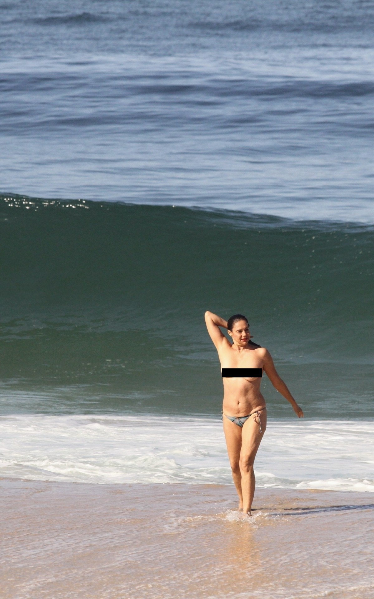 Conhecida como a primeira Zefa de 'Pantanal', a atriz Giovanna Gold fez topless em praia do Rio nesta ter&ccedil;a-feira