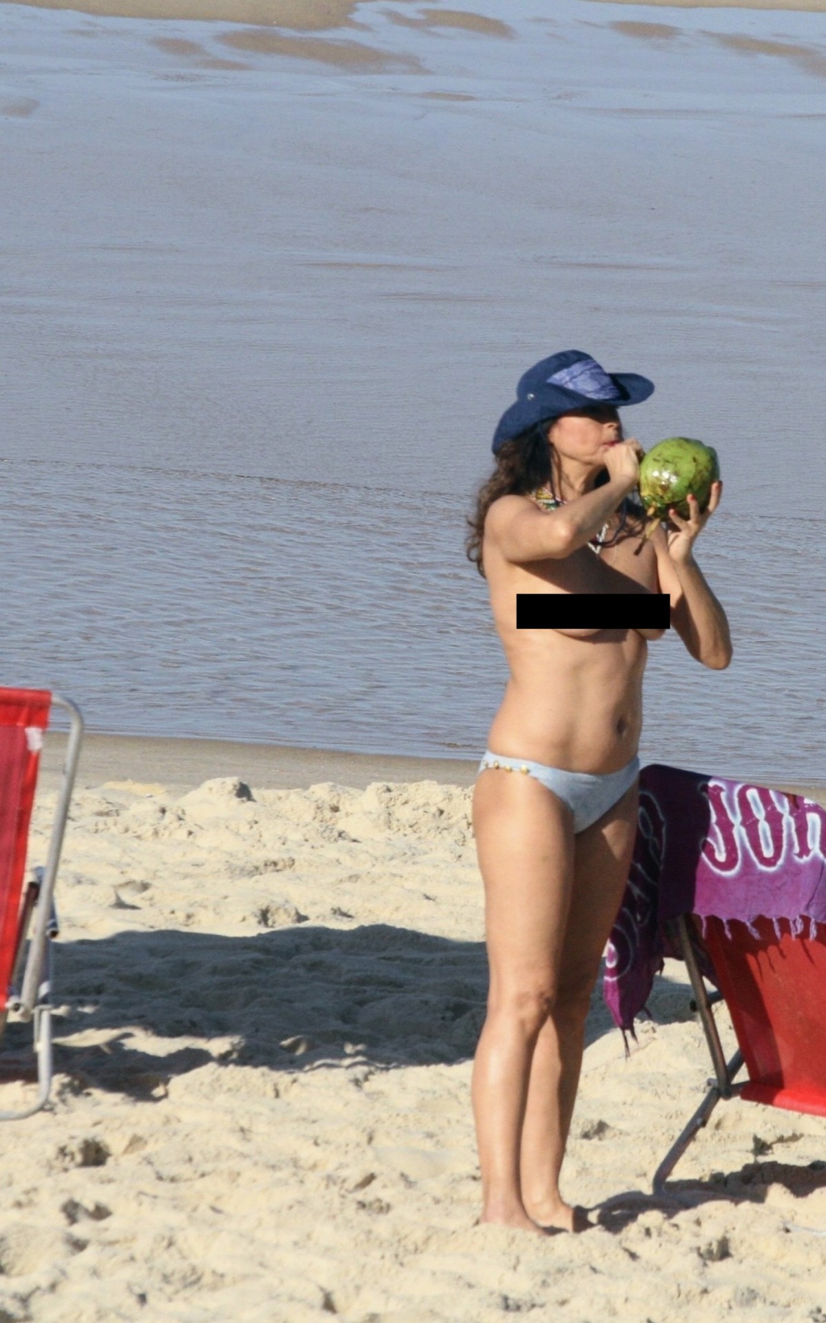 Conhecida como a primeira Zefa de 'Pantanal', a atriz Giovanna Gold fez topless em praia do Rio nesta terça-feira