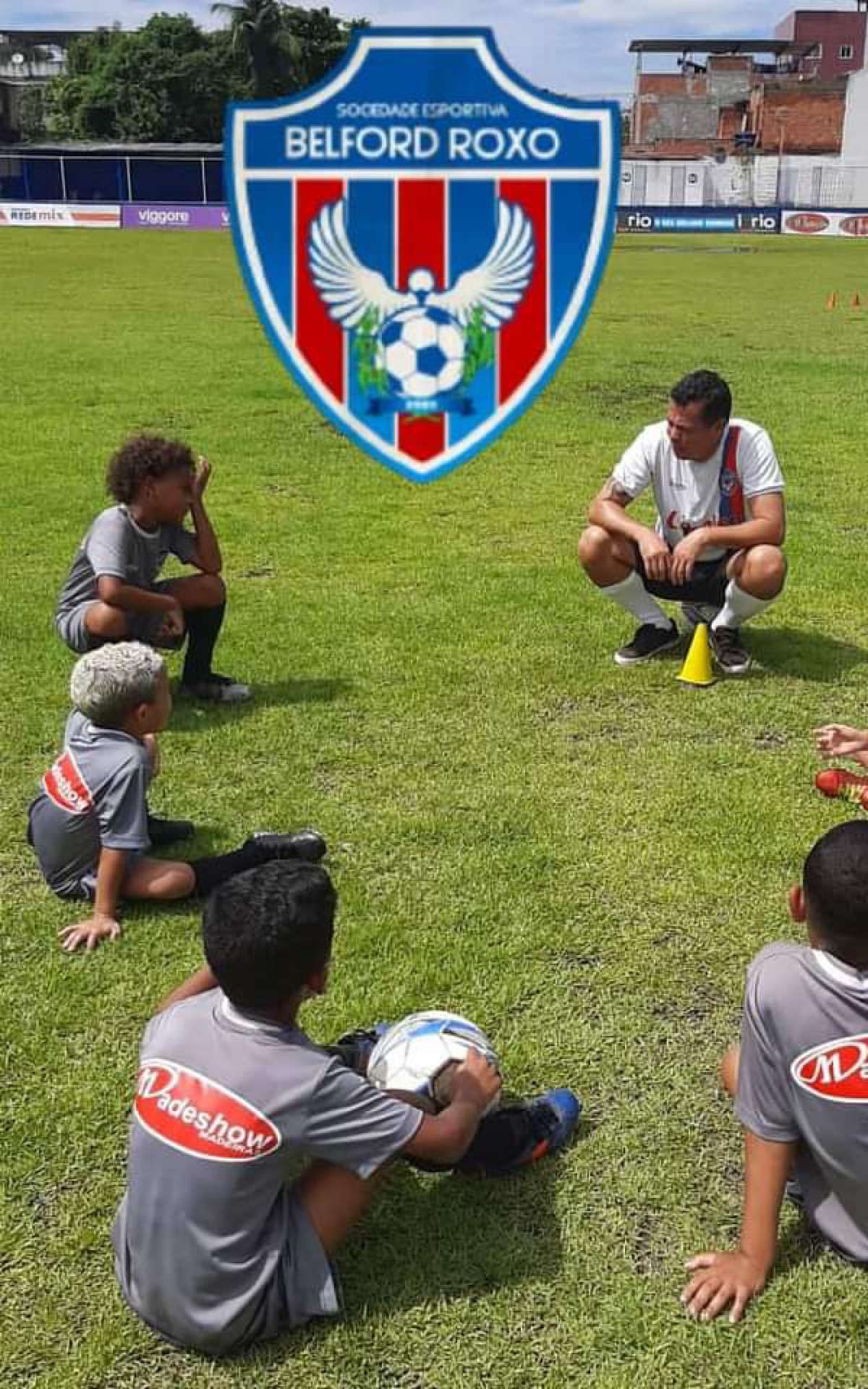 Professor Carlos Henrique Portella conversando com os atletas durante o treino