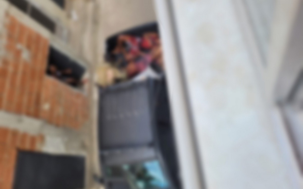 Corpos de suspeitos feridos s&atilde;o removidos da comunidade em Manguinhos