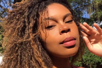 Jovem acusa motorista de táxi de ter feito ofensas racistas contra ela: 'Sua macaca'