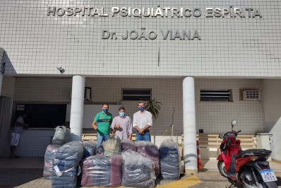 Assistidos pelo Abrigo João Viana recebem cobertores e agasalhos doados pela Associação Comercial