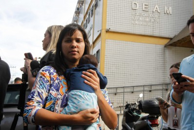 Paciente de anestesista preso por estupro diz que ele falava baixo em seu ouvido durante o parto