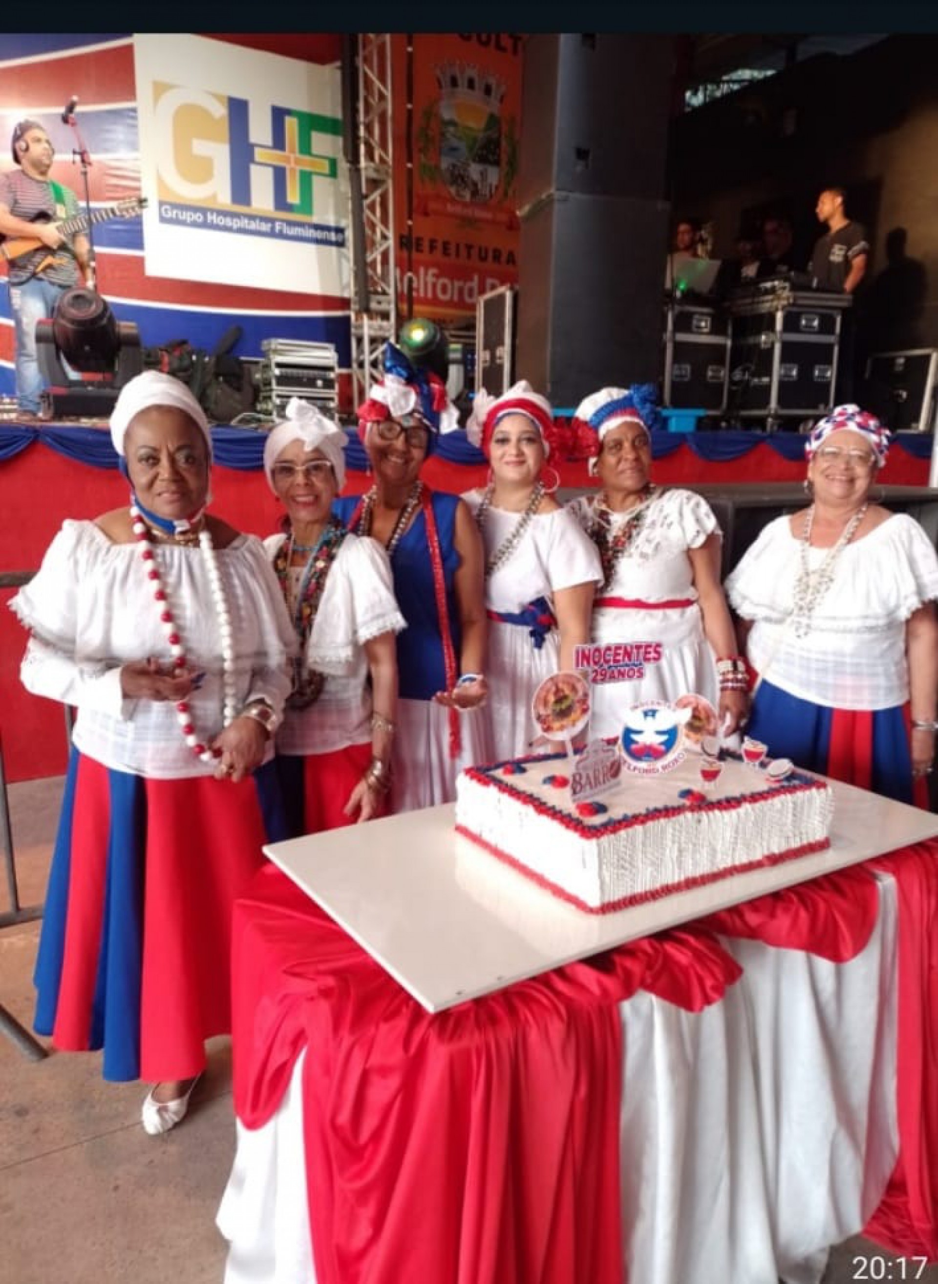Baianas posando para fotos na mesa do bolo - Divulga&ccedil;&atilde;o