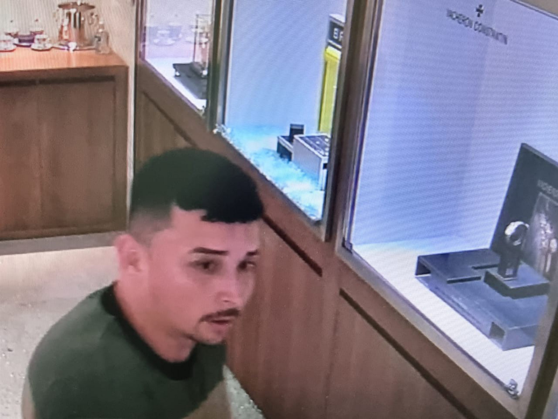 Enderson Rodrigo Souza de Souza, conhecido como Big Ben, é um dos suspeitos de assalto a joalheria do Village Mall - Divulgação