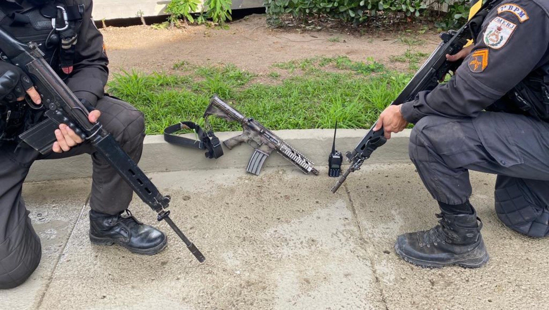 Um fuzil calibre 5.56 e um rádio comunicador foram apreendidos na ação - Divulgação/PMERJ