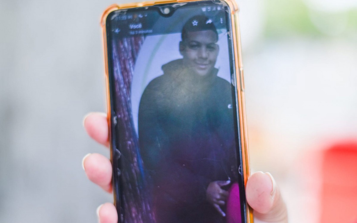 Jovem teria sido morto por causa de celular