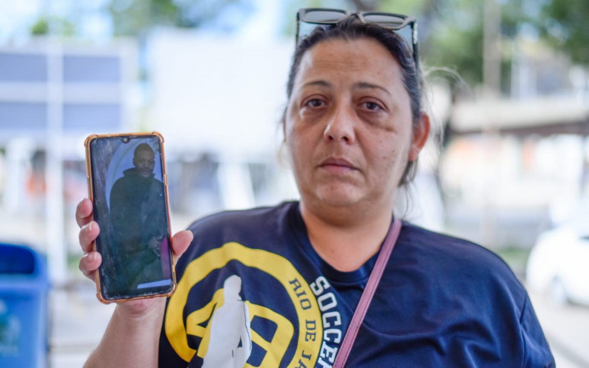 Vanessa Neres, m&atilde;e do adolescente morto, Cau&atilde; Neres, de 17 anos, durante ida ao IML antes mesmo de descobrir a morte do filho