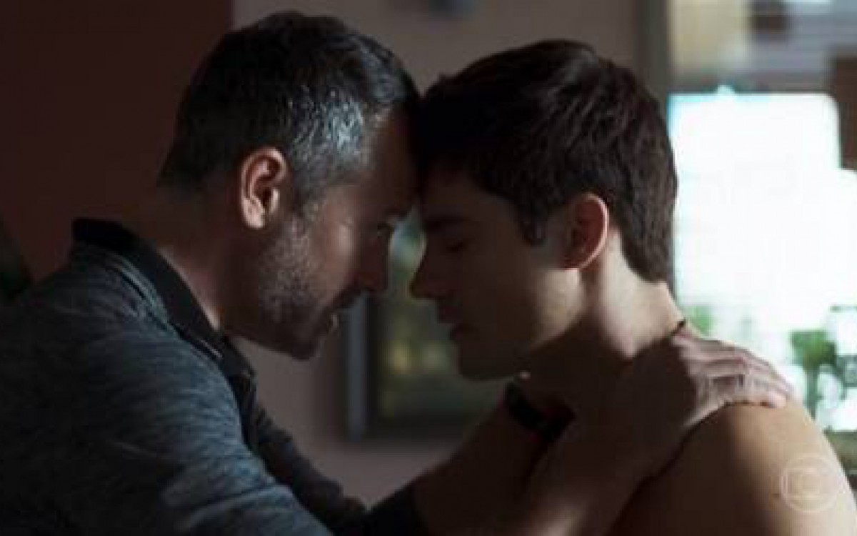 Malvino Salvador e Guilherme Leicam fizeram par romântico em 'A Dona do Pedaço' - Reprodução/Globo