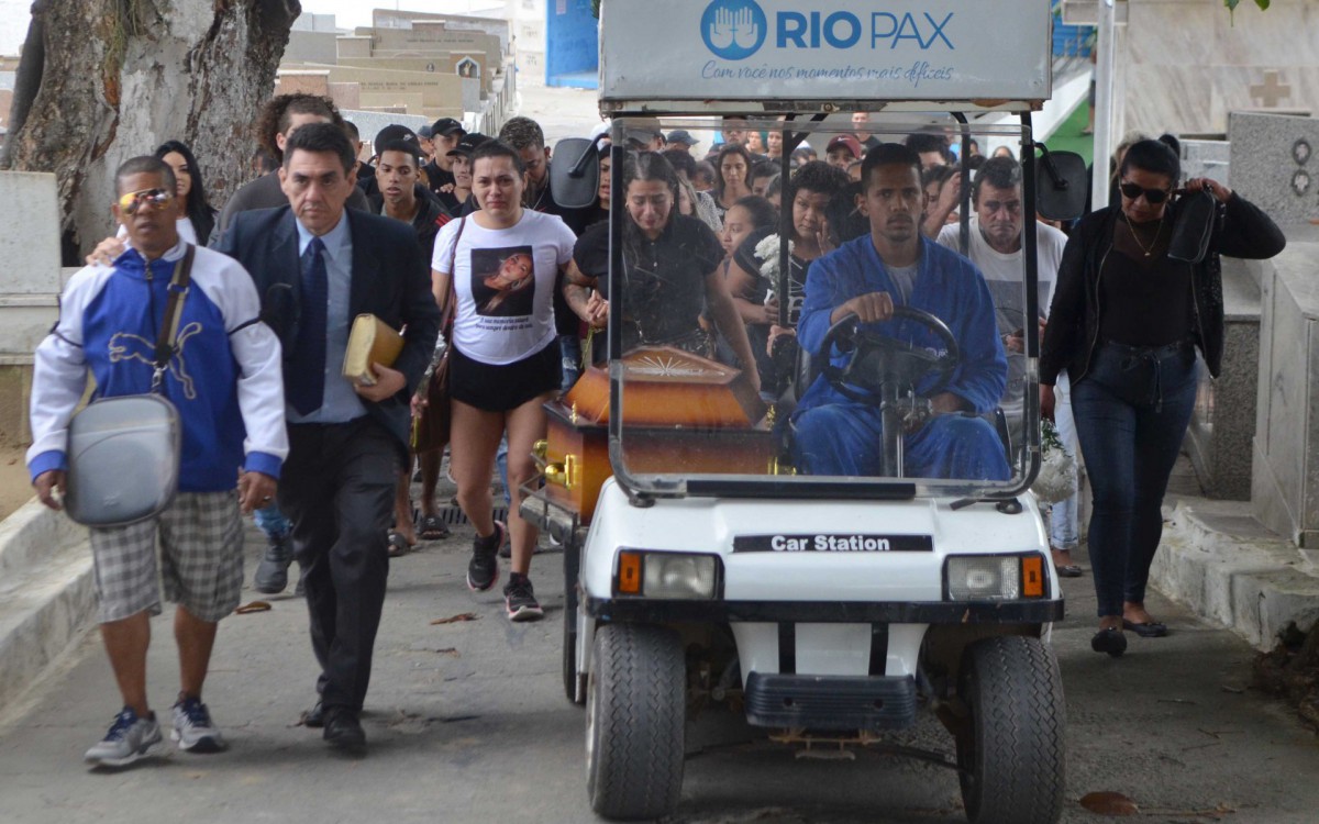 Sepultamento de Marcielly Ara&uacute;jo, morta pelo companheiro