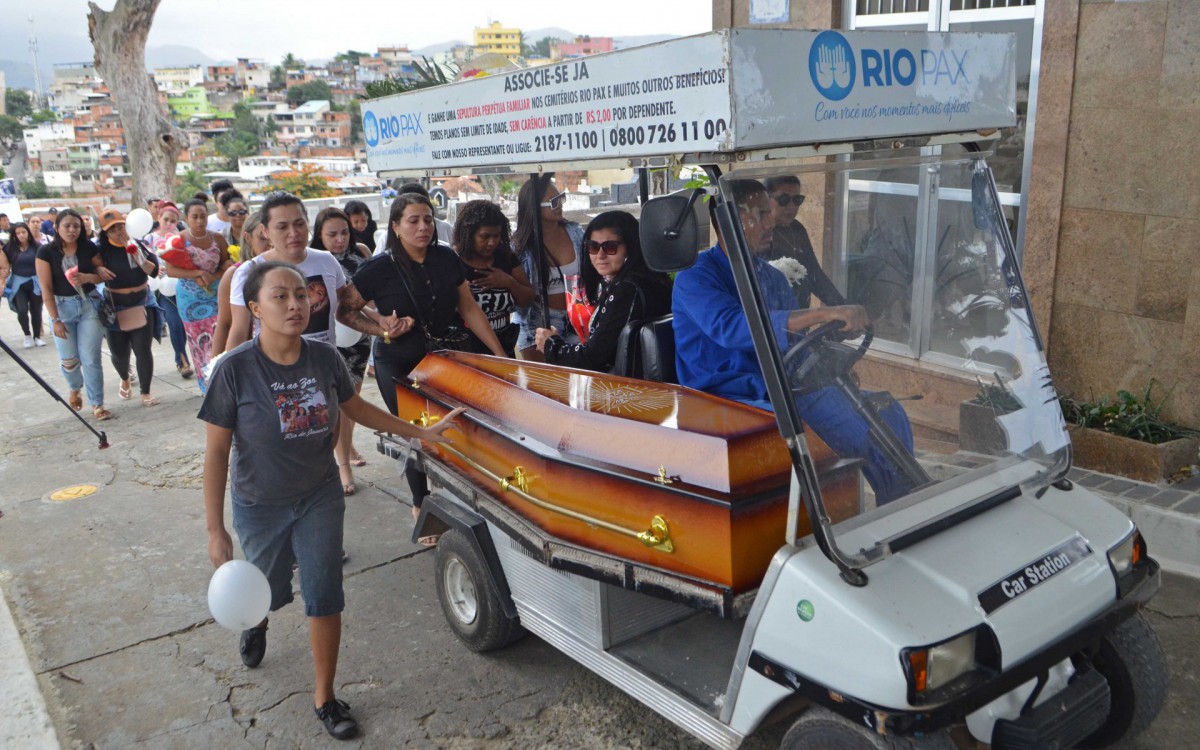 Sepultamento de Marcielly Ara&uacute;jo, morta pelo companheiro