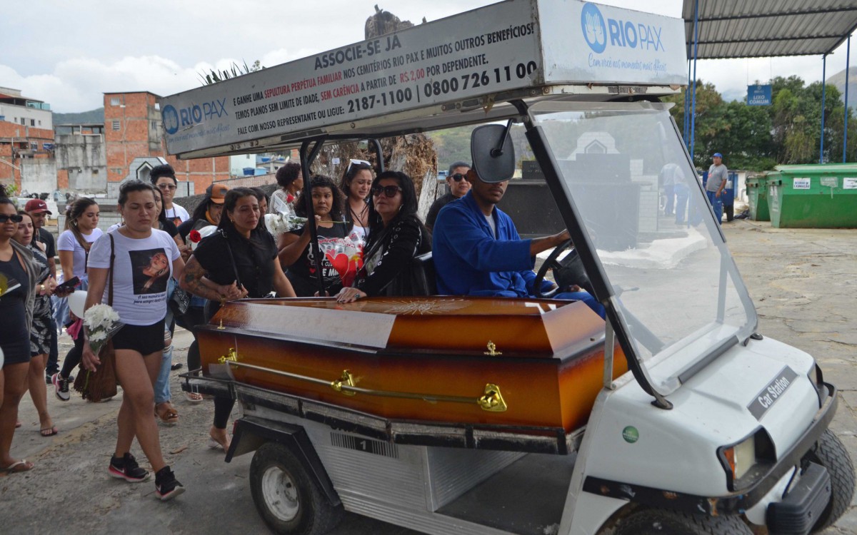 Sepultamento de Marcielly Ara&uacute;jo, morta pelo companheiro