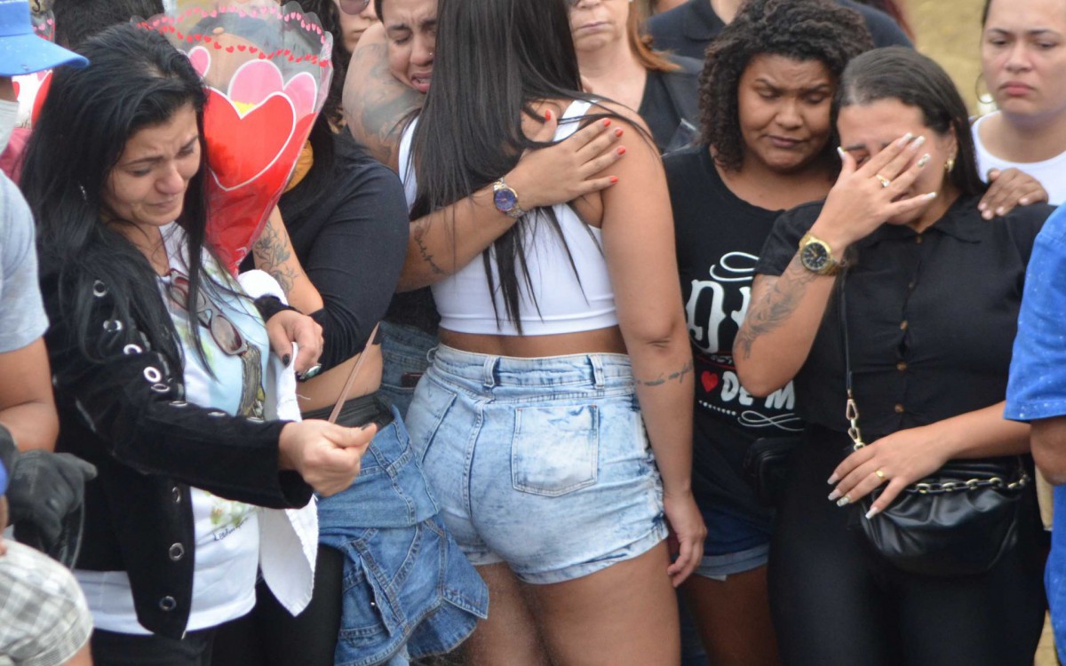 Sepultamento de Marcielly Ara&uacute;jo, morta pelo companheiro