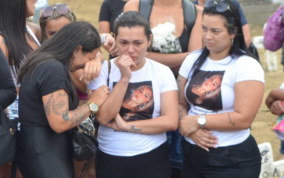 Sepultamento de Marcielly Ara&uacute;jo, morta pelo companheiro