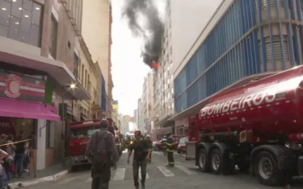 Bombeiros atuam no controle das chamas em prédio de dez andares no Centro de São Paulo - Reprodução / TV Globo