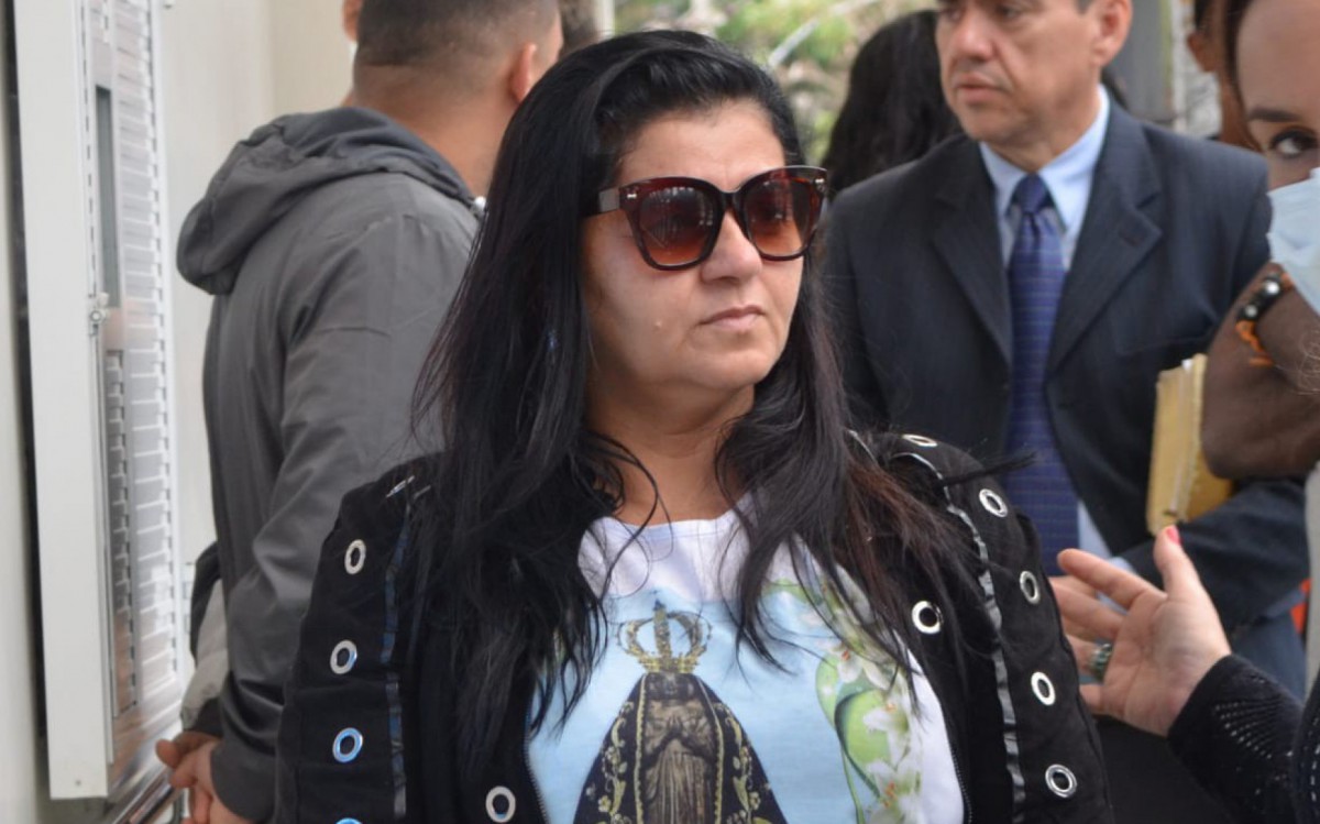 Cida, m&atilde;e de Marcielly Ara&uacute;jo, no sepultamento da filha