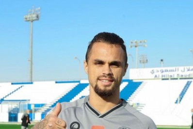 Sem interesse em ficar no futebol árabe, Michael já recebeu proposta de R$ 30 milhões do Botafogo