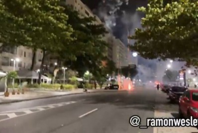 Vídeo! Torcedores do Flamengo fazem foguetório em frente ao hotel do Atlético-MG