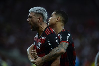 No 'inferno' organizado pelos torcedores no Maracanã, Flamengo vence o Atlético-MG e se classifica na Copa do Brasil