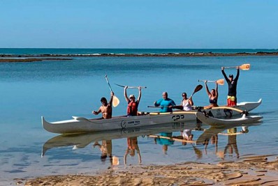 Jovens de Arraial do Cabo podem praticar aulas gratuitas de canoa havaiana