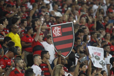 Flamengo confirma oficialmente, nas redes sociais, a contratação de Vidal; veja o vídeo
