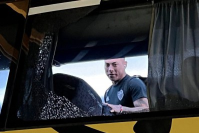 Ônibus da delegação do Atlético-MG é apedrejado e tem vidro quebrado antes de duelo com o Flamengo