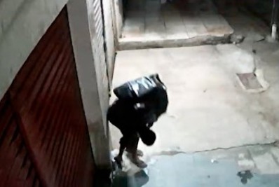 Belford Roxo: Homem furta hidrômetro de loja em menos de 10 segundos