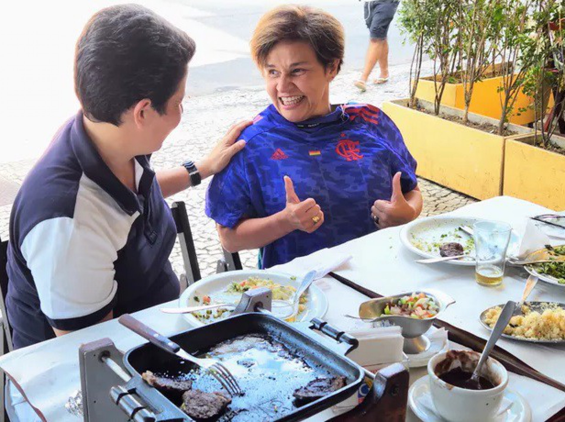 Claudia Rodrigues almoçou com a namorada Adriana Bonato - Foto: Daniel Delmiro/AgNews